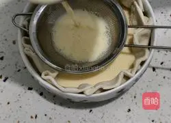 Illustration of making large egg tarts with hand cake 5