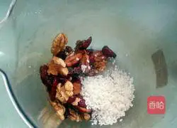 Illustration of how to make walnut and red date cheese 4