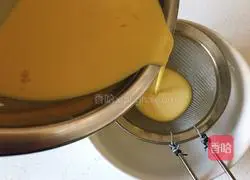 Illustration of how to make banana egg tart (whole egg method) 8