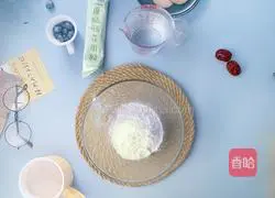  Illustration of how to make red date and purple sweet potato milk donuts 2