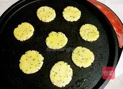 Illustration of how to make electric baking pan biscuits 6