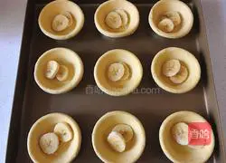 Illustration of how to make banana egg tart (whole egg method) 10