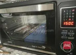 Illustration of how to make Christmas tree cookies 11