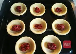 Illustration of how to make red date egg tarts 8