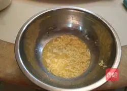 Illustration of how to make microwave biscuits 3