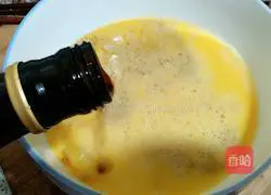 Illustration of how to make walnut stewed eggs 6