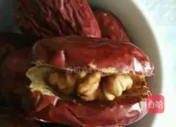 Illustration of how to make red dates and walnuts 4