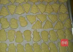 Illustration of how to make Christmas tree/snowman cookies 5