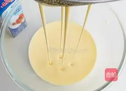 Illustration of how to make whipped cream egg tart 6
