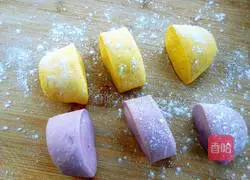 Illustration of how to make pumpkin and purple potato double-color rolls 12