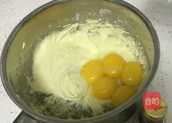 Illustration of how to make lychee chiffon cake 8