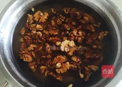 Illustration of how to stir-fry walnut kernels with celery 2