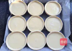 Illustration of how to make honey bean egg tart 8