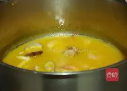 Illustration of how to make pumpkin seafood soup 4
