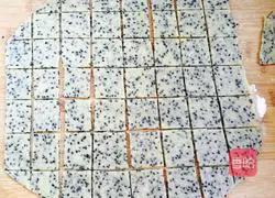 Illustration of how to make crispy biscuits with electric baking pan 10