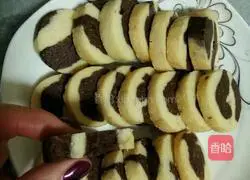 Illustration of how to make marble cookies 8