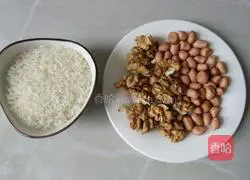 Illustration of how to make peanut walnut rice paste 2
