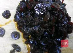 Illustration of how to make paper cup red date cake 3