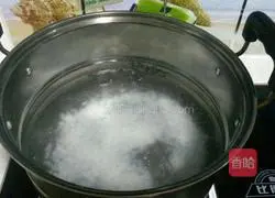 Illustration of how to make black sesame and walnut porridge 3