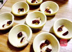 Illustration of how to make red date egg tart 3