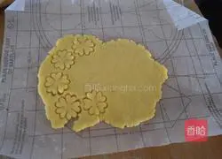 Illustration of how to make flower butter biscuits 6