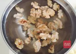 Illustration of how to stir-fry walnuts with celery 3