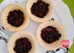 Illustration of two flavors of egg tarts 5