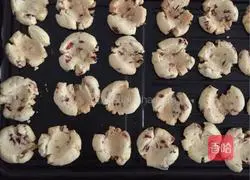 Illustration of how to make cranberry cookies 8