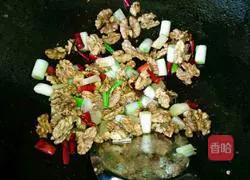 Illustration of how to make fried meat slices with walnuts 6