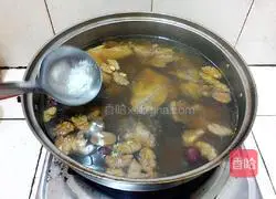 Illustration of how to make chicken soup with red dates and walnuts 7