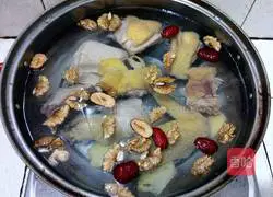 Illustration of how to cook chicken soup with red dates and walnuts 5