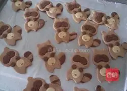 Illustration of how to make raccoon cookies 7