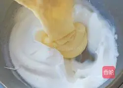 Illustration of how to make chiffon cake 8