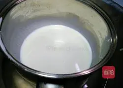 Illustration of how to make banana egg tart 3