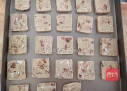 Illustration of how to make brown sugar, longan and red date cookies 8