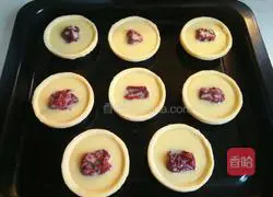 Illustration of how to make red date egg tart 9