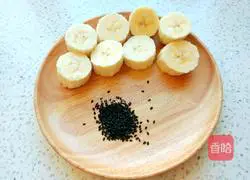 Illustration of how to make banana crispy egg tart crust version 2