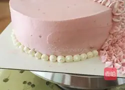 Illustration of how to make a little crown girl's heart decorated cake 6