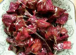 Illustration of how to make shredded purple sweet potato 5