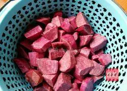 Illustration of how to make shredded purple sweet potato 1