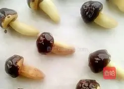 Illustration of how to make mushroom biscuits 18