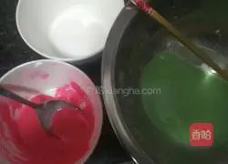 Illustration of how to make Christmas frosted cookies 11