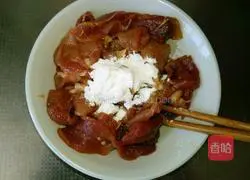 Illustration of how to make fried meat slices with walnuts 2