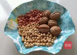 Illustration of how to make peanut, walnut and red date soy milk 1 
