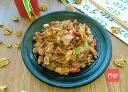 Illustration of how to make fried meat slices with walnuts 8