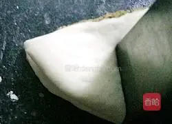 Illustration of how to make walnut flower rolls 12