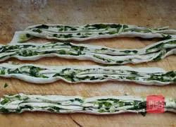 Illustration of how to make scallion pancake 12