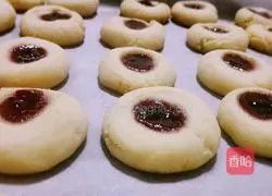 Illustration of how to make blueberry jam biscuits 6