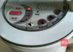 Illustration of how to make peanut walnut soy milk 3