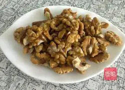 Illustration of how to stir-fry leeks with walnut kernels 3